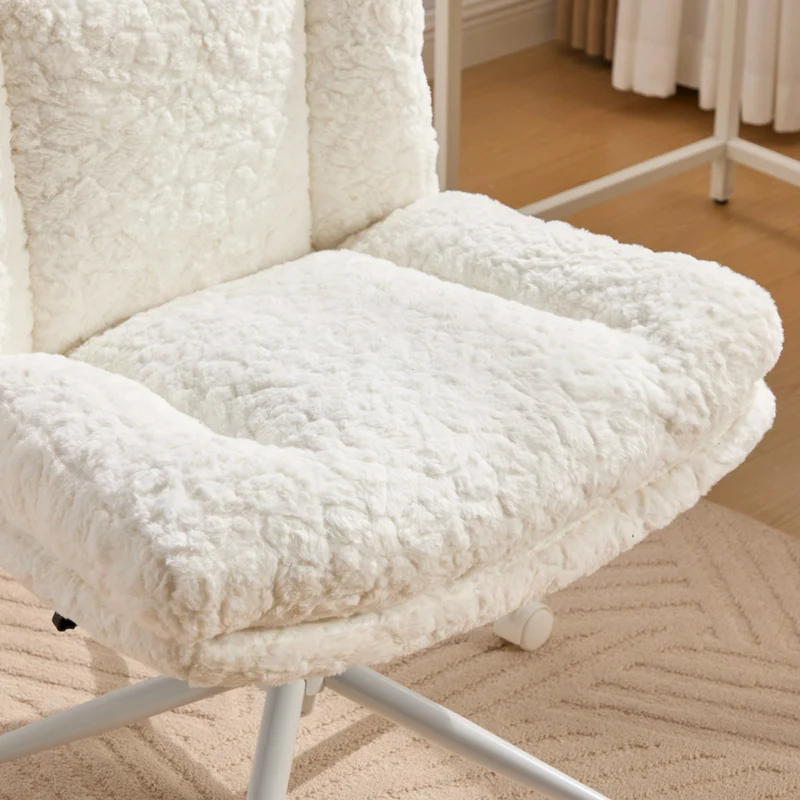 Chaise de bureau large fausse fourrure crème, pivotante et réglable, style cosy AURORAEX