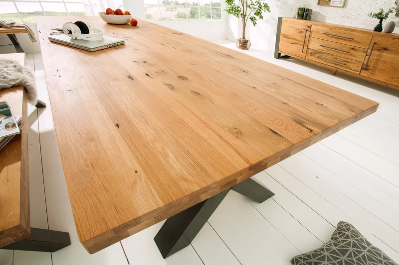 Table à manger en bois massif THOR 200cm chêne sauvage naturel huilé gris structure en X métal design industriel