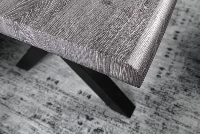 Table à manger industrielle WILD 160 cm chêne sauvage gris cérusé, bord d'arbre, cadre en X noir